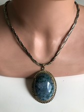 Vintage-Anhänger an einer Kette. Mit einem Halbedelstein. Länge: max. 72 cm.