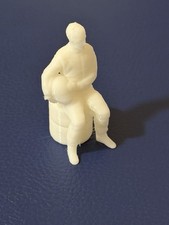 Deko Slotcar Figur Rennfahrer mit Reifenstapel FRFR unbemalt für Carrera 132 Uni