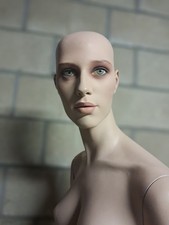 1. John Nissen Realistische Schaufensterpuppe – Mannequin