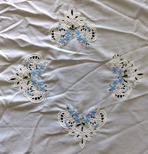 Mitteldecke, weiß mit Lochmuster und Stickerei, 85 x 85 cm