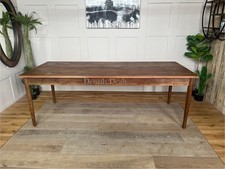 Nkuku Anbu Esstisch aus Akazie