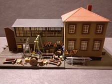 Bahnmeisterei/Bahndienstgebäude mit Werkstatt Spur H0 von Pola