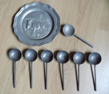 Konvolut, 6 + 1 handgegossene Zinnlöffel + 1 Wandteller