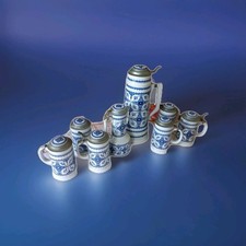 Porzellankrüge mit Zinndeckel