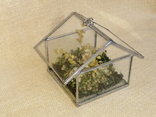 Kleines HAUS bleiverglast m. DEKO,  10,5  x 7,3 x 7 cm z. Hängen o. Stellen