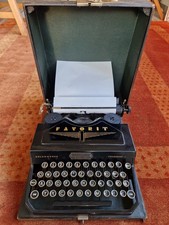 Reiseschreibmaschine Adler Favorit im Koffer
