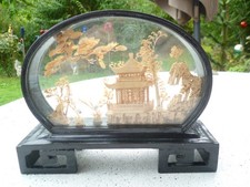 schöne, alte KORKSCHNITZEREI hinter Glas gerahmt