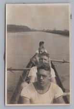 Junge Männer im Ruderboot -