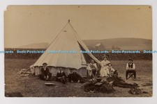 C031520 Whitwick Leics Leute sitzen am Zelt