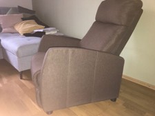 Einen Ruhesessel mit Heizung u. Massagefunktion in Braun