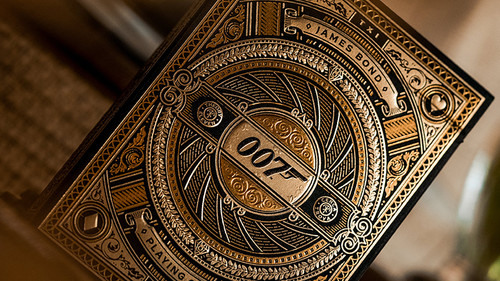 James bond 007 - bond, playing