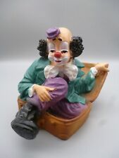 Clown- im Koffer sitzend Poly