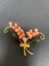 Korallen brosche mit Jade