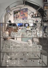 20 tlg. Figuren (Swarovski) und andere Glasfiguren, Vitrine aus Nachlass