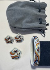 Set aus Armreif und Brosche