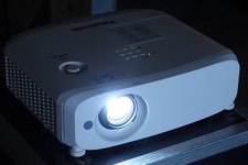 *Panasonic PT-VZ585N*Beamer