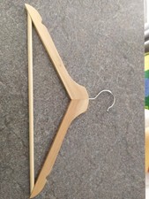 50 Stück Kleiderbügel aus Holz natur mit Hosensteg und Rockkerben