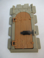 Mauerteil mit Türe + Riegel