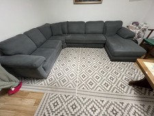 Graues Sofa mit Schlaffunktion zum Verschenken