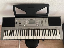 Keyboard Yamaha PSR-E 353 mit Stativ, Ladegerät und Stuhl