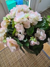 Kunstblumen im Topf  sehr dekorativ