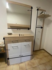 Garderobe mit Hutablage, Schuhschrank und Spiegel sowie weiterem Schrank