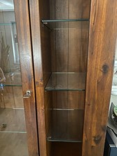 Schrank mit Glastüre und Glasböden