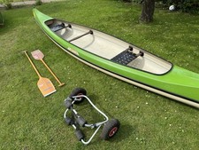 Großes Kanu mit Holzpaddeln und Wagen