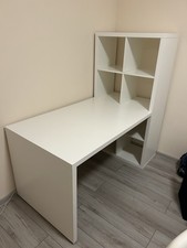 Moderner weißer Schreibtisch mit Regalaufsatz