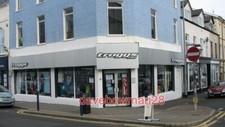 FOTO TROGGS SURFAUSRÜSTUNG SHOP PORTRUSH AN DER ECKE HAUPTSTRASSE UND