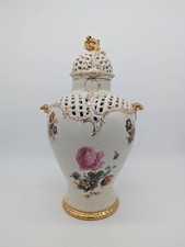 Capodimonte Porzellan Vase mit Deckel Blumendekor Durchbruch Goldverzierung