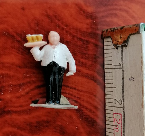 Kleine figur kellner mit - figur,