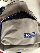Eastpak ORBIT kleiner Rucksack Sunday Grey Grau mit gepolsterten Rückenteil