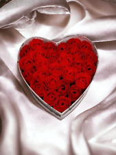 Herzförmige Schachtel mit 26 duftenden Seifenrosen rot