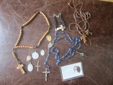Religiöse Anhänger, Rosenkränze, Armband und Brosche