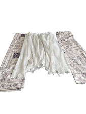 Maßgefertige Weiße Gardine mit zwei Übergardinen.