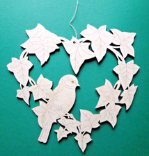 Fensterbild Vogel im Efeu Herz