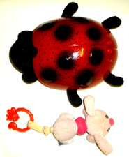 Baby Aufziehfigur Hund & Maikäfer LED Sternenhimmel Projektor Einschlafhilfe