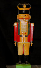 alter Nussknacker Soldat aus Holz Hersteller und Alter unbekannt