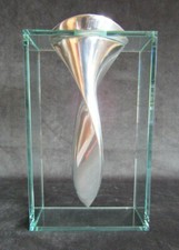 Skulpturale Vase aus Alu, Stil