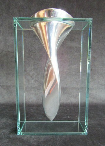 Skulpturale vase aus alu stil - skulpturale, alu,