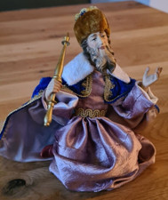 König kniend, Holzschnitzerei
