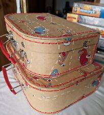 DEKO/Rarität;  2 Kinder-Spiel-/Puppenkoffer, Pappe, kleiner im grossen, 80iger