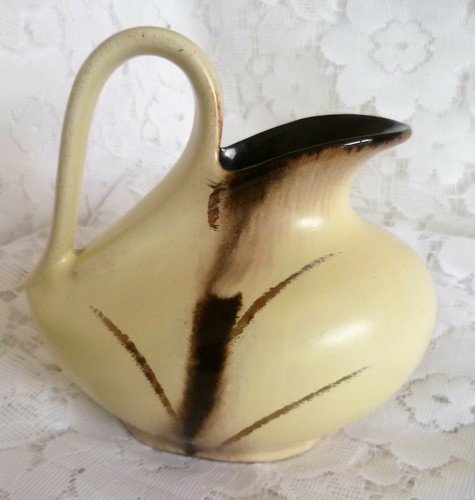 Bauchige vase aus keramik - bauchige,