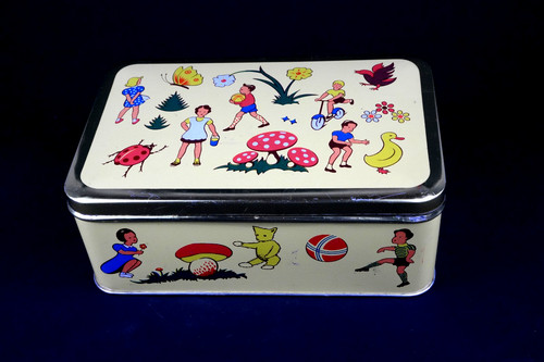 Alte blechdose mit spielenden - blechdose,