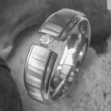 Ring aus Edelstahl mit weißem