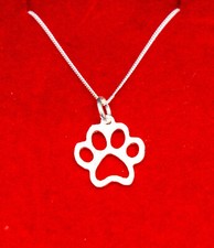 Anhänger hat Form einer Pfote