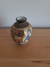 Kleine Vase aus Japan mit Verzierungen und Goldakzenten neuwertig