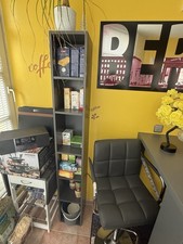 Küchenbar mit Dreh Stühlen und einem länglichem Regal