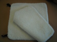 2 Schonbezüge für Stühle aus Schafsfell/ Wollweiß / 44 x44 cm